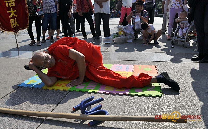70岁练“二指禅” 78岁一身功夫雁塔南广场引围观（我爱蓝天 摄影）