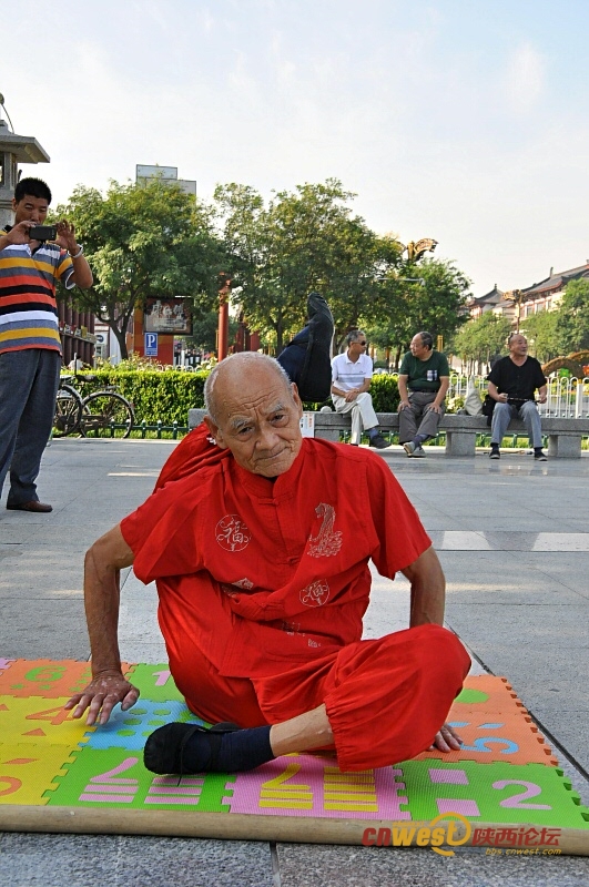 70岁练“二指禅” 78岁一身功夫雁塔南广场引围观（我爱蓝天 摄影）