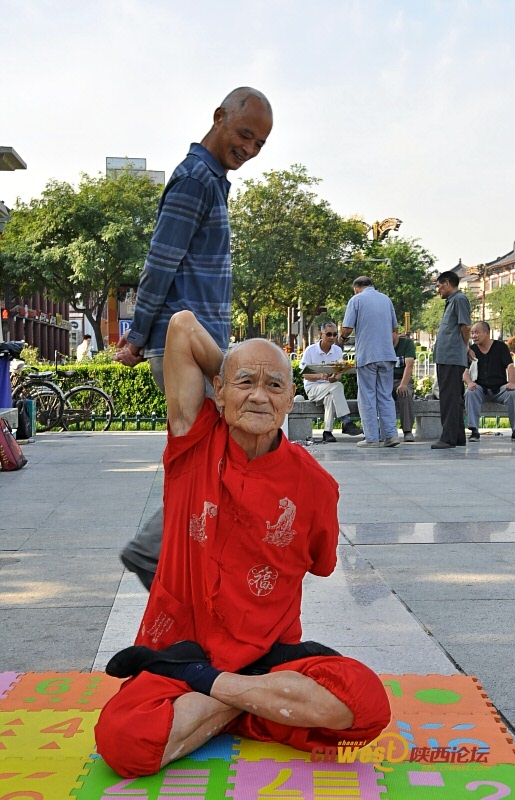 70岁练“二指禅” 78岁一身功夫雁塔南广场引围观（我爱蓝天 摄影）