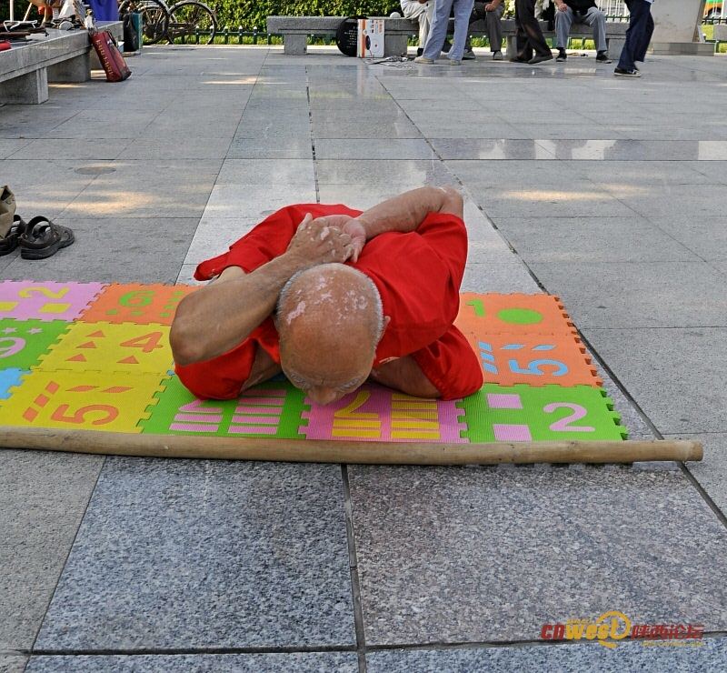 70岁练“二指禅” 78岁一身功夫雁塔南广场引围观（我爱蓝天 摄影）