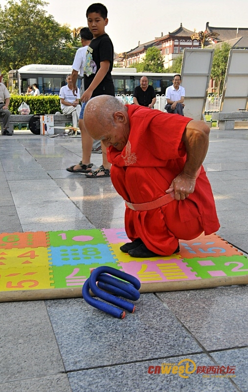 70岁练“二指禅” 78岁一身功夫雁塔南广场引围观（我爱蓝天 摄影）
