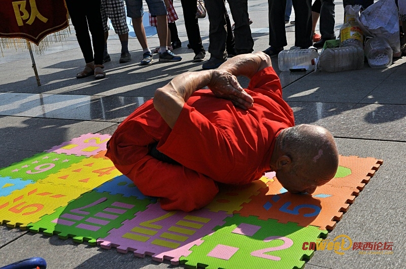 70岁练“二指禅” 78岁一身功夫雁塔南广场引围观（我爱蓝天 摄影）