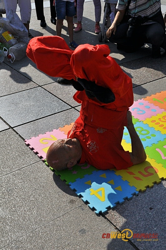 70岁练“二指禅” 78岁一身功夫雁塔南广场引围观（我爱蓝天 摄影）