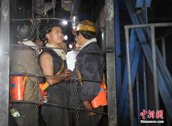 8月19日凌晨3时58分，安徽淮南谢家集区东方煤矿发生井下爆炸事故。图为煤矿矿工下井接风筒吹散瓦斯帮助救援。