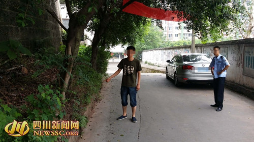 图为犯罪嫌疑人唐元(化名)指认现场