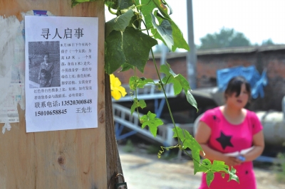昨天下午，建材城东路附近，每隔几十米就能见到孩子父母张贴的寻人启事。