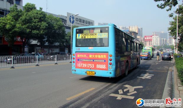 目前，每日乘坐公交车出行人数达到20多万元人次，公交车仍是市民出行主要首选工具。