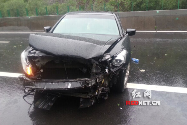 小车车头被撞个大窟窿