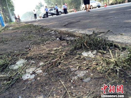 警方正在事发现场勘查。 杨兵 摄