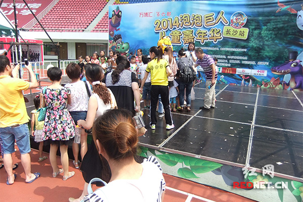 福利院孩子演唱《天使的翅膀》