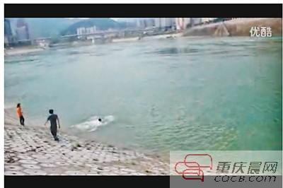 男子以百米冲刺速度跳河 20秒救起2名落水儿童