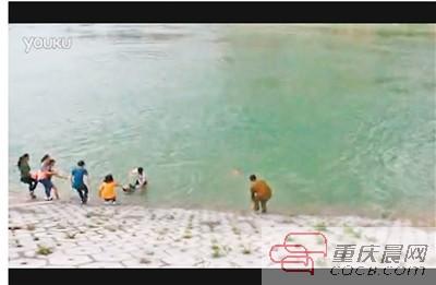 男子以百米冲刺速度跳河 20秒救起2名落水儿童