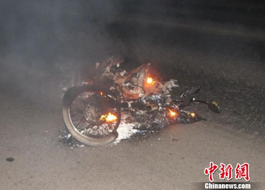 摩托车瞬间被烧成了铁架。 张左宏 摄