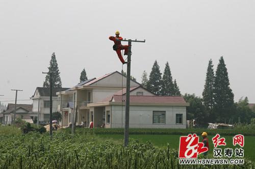 工作人员在施工