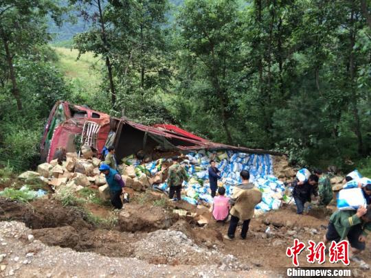 云南巧家一装满救灾物资货车发生侧翻