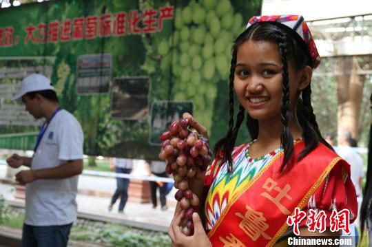 吐鲁番葡萄节开幕四地同台百种葡萄以飨宾客
