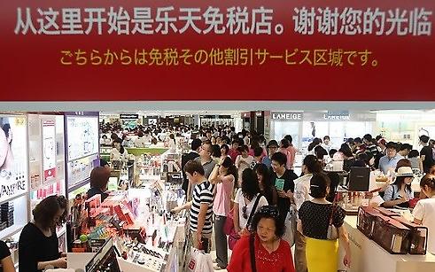 随着访韩中国游客与日俱增，在韩国的消费规模也日渐增加，免税店和化妆品成为中国游客在韩国购物的两大热点。