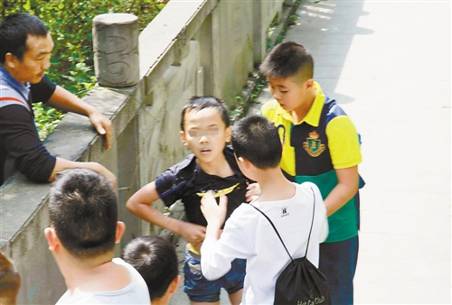 被救上岸的孩子惊魂未定。通讯员 汪登平 摄