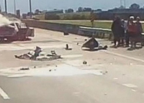 货车司机扑灭火势后,与其他热心人及获救乘客在路边等候救援。