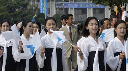 图为参加2005年仁川亚运会的朝鲜啦啦队成员(网页截图)