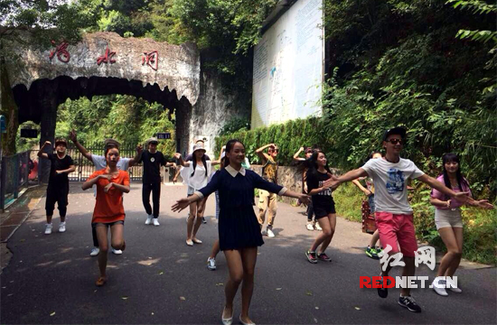 韶山正在着手打造一部韶山旅游版“小苹果”MV，图为演员在滴水洞景区表演。