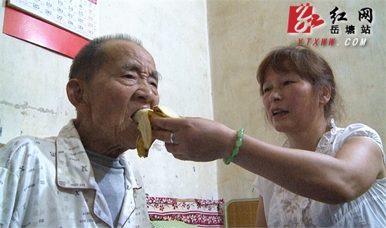 好儿媳用行动践行孝道 精心照顾患病公公7年无怨无悔