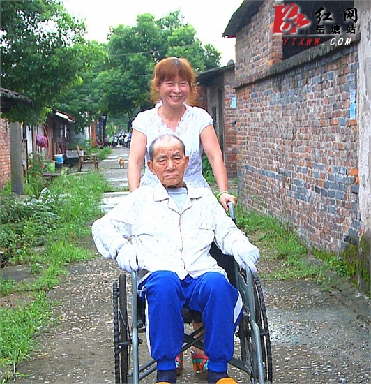 好儿媳用行动践行孝道 精心照顾患病公公7年无怨无悔