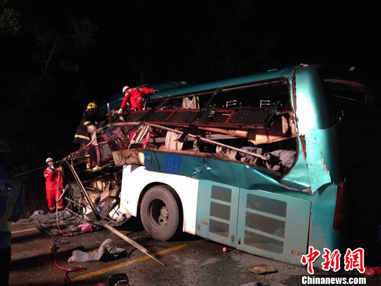 东莞至广西大巴与运沙车相撞已致十多人死伤（图）
