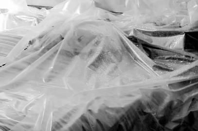漏水严重时，夏女士用塑料布把床苫上 读者供图