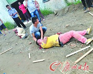 商户被打伤后倒地（受访者供图）。