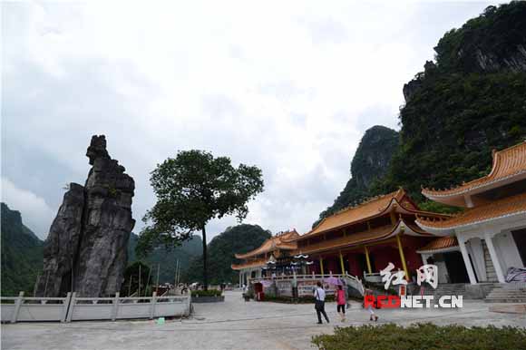 当地村民着力经济发展，打造旅游产业，青山上寺庙香烟不断。