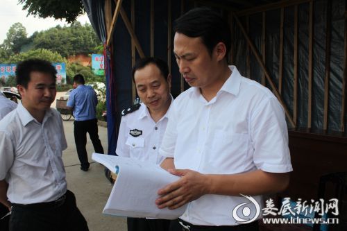 副市长、市公安局局长尹华凯到入城关卡处察看记录台账