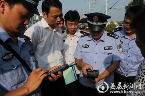 在检查中，设卡民警查获一辆涉嫌携带管制刀具车辆，民警利用警务宝查看该车司乘人员身份证