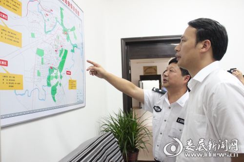 尹华凯察看省运会宾馆赛场安保示意图