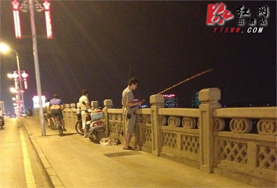 一大桥上有人“夜钓” 提醒市民防范被鱼钩挂到