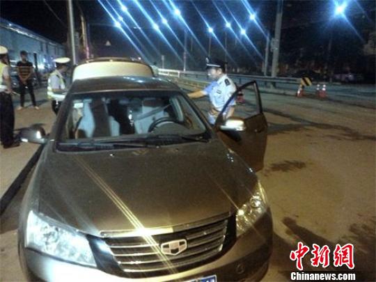 江苏沛县老民警为保青奥平安晕倒在被查车辆前