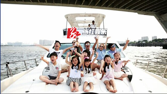 快乐家族海涛获封萌叔 《潮童假期》露囧态