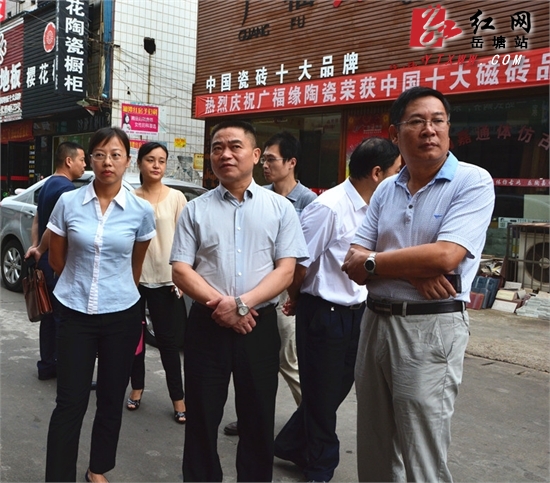 促创文 王永红再次突击检查红旗商贸城环境整治工作