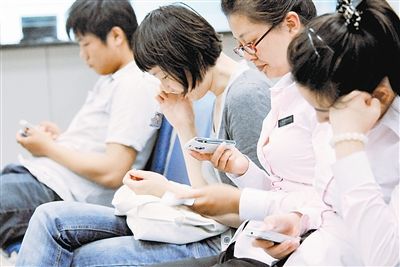 父母必读:低头玩手机是对孩子的<em>冷暴力</em>_教育频