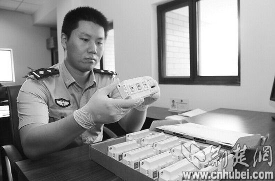 图为：民警查获被黄某盗窃的德国进口元件 （通讯员李雨生摄）