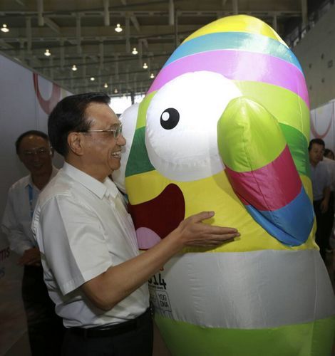 青奥吉祥物砳砳“熊抱”李克强向总理击掌问好