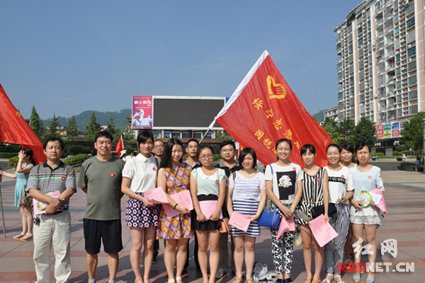 绥宁国税参与文明县城创建的志愿者合影。