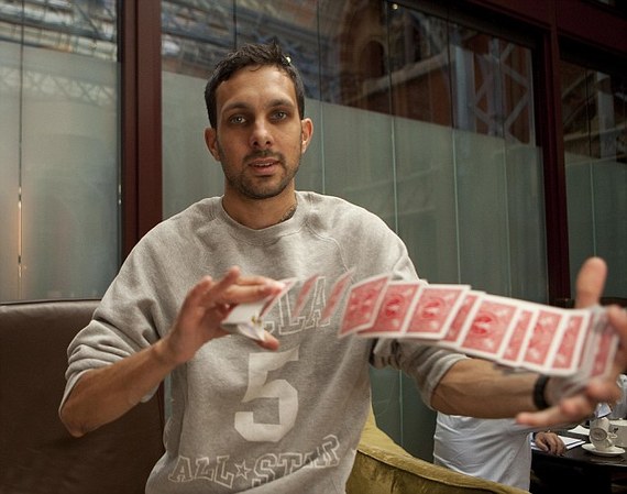 英国魔术师上演惊人绝技 凭空悬浮于大厦顶端