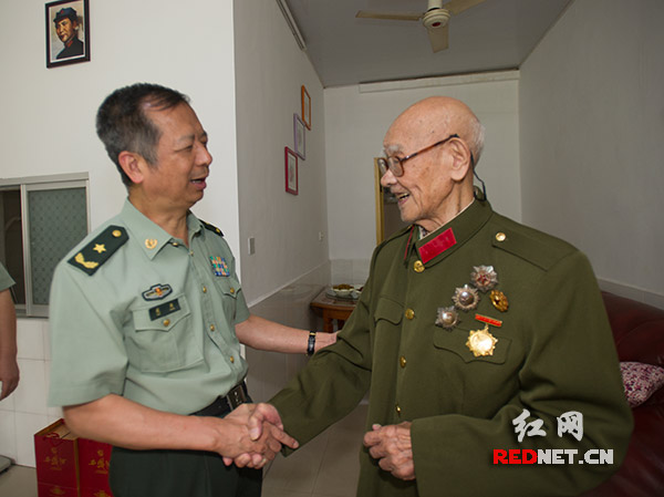  8月28日，湖南省军区副司令员、军旅书法家戴焕来到老红军战士陈云忠家中，就中秋佳节向他表示亲切问候。