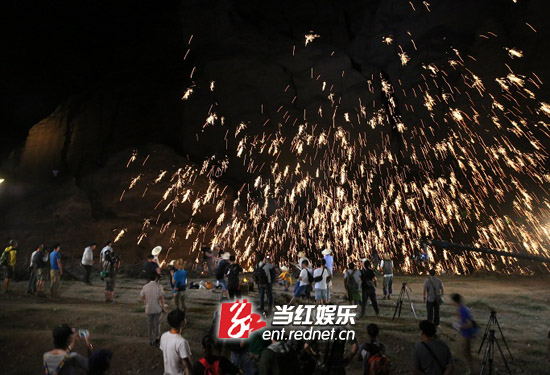 导演组安排的打铁花环节惊呆父子。
