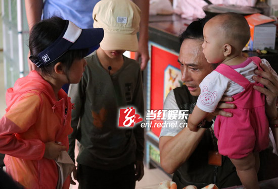 对于贝儿与费曼闹矛盾，吴镇宇出面调解。