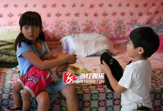 多多与Joe照顾宝宝如同小两口。