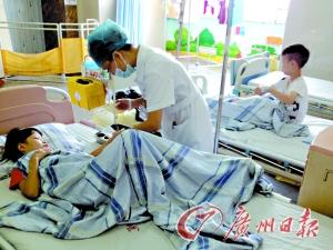 三姐弟吃完零食发热呕吐 弟弟血液感染住进ICU