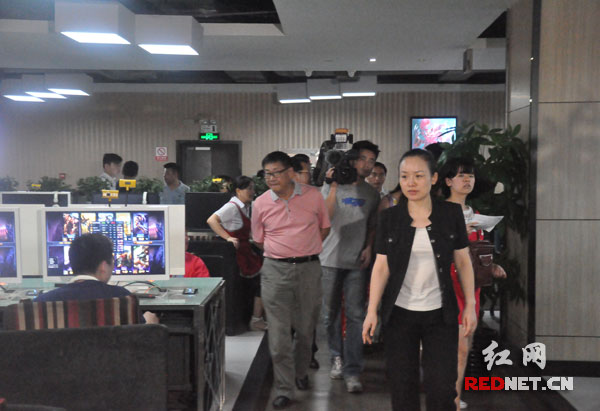 湖南省文化厅厅长李晖率队对长沙的数家网吧进行暗访，现场督查有无接纳未成年人上网现象。
