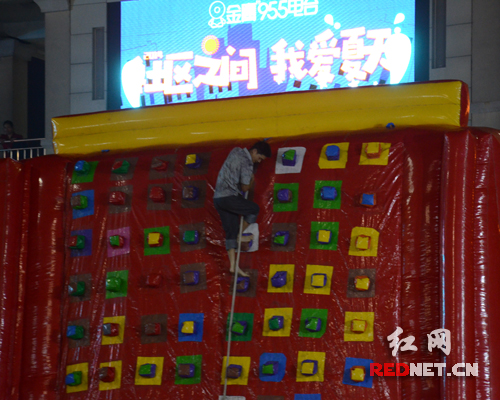 闯过“勇攀高峰”，李红兵以43秒的最快通关记录获得冠军，赢取了一万元现金大奖。